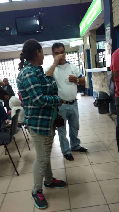 Agente de migración hondureña que devolvió al bus a los migrantes hondureños sin que se registrasen en migraciones. OI